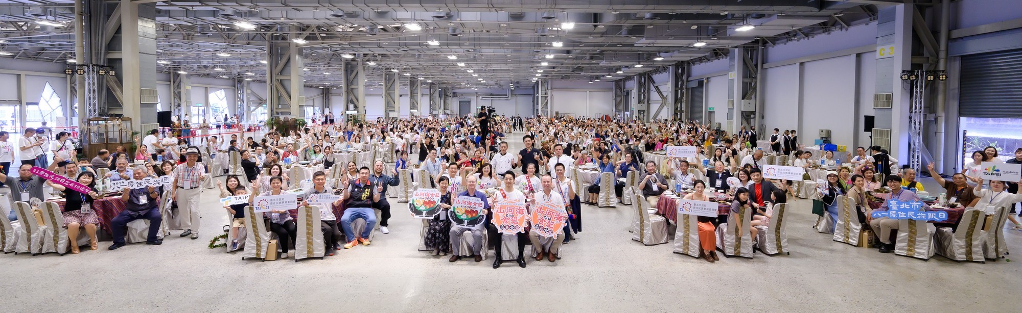 農食文化傳承創新-會場內同時展示烹煮料理時使用的樹豆、藤心、馬告、紅藜等原住民常用農作物